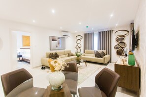 Luxe appartement, 2 slaapkamers, balkon | Woonruimte | Een 55-inch smart-tv met satellietzenders, Netflix en streamingdiensten