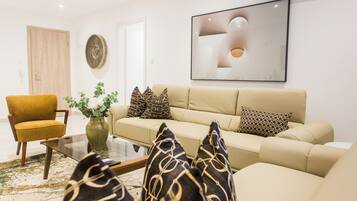 Apartemen Mewah, 2 kamar tidur, balkon | Area keluarga | Smart TV 55-inci dengan saluran TV satelit dan Netflix