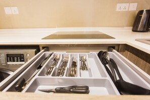 شقة فاخرة - غرفتا نوم - بشرفة | مطبخ صغير خاص | ثلاجة صغيرة، ميكروويف، فرن، موقد طهي مسطح