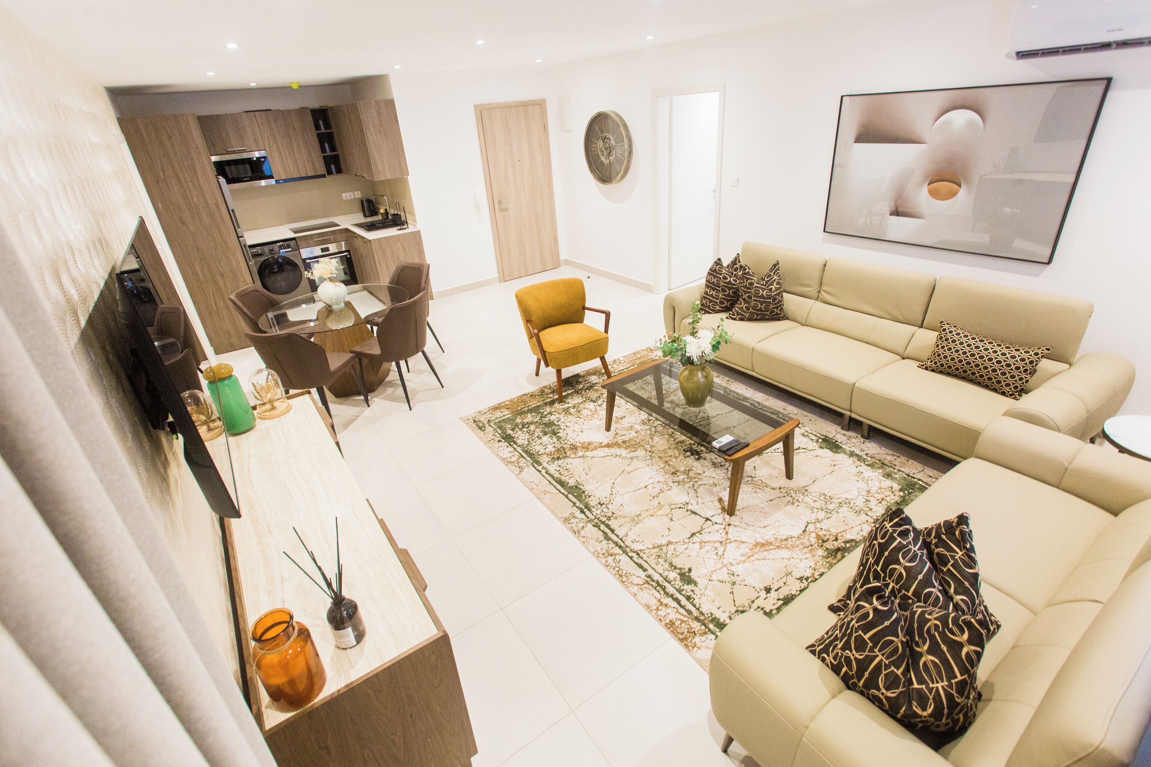 Luksusleilighet, 2 soverom, balkong | Blendingsgardiner, strykejern/-brett og wi-fi (inkludert)