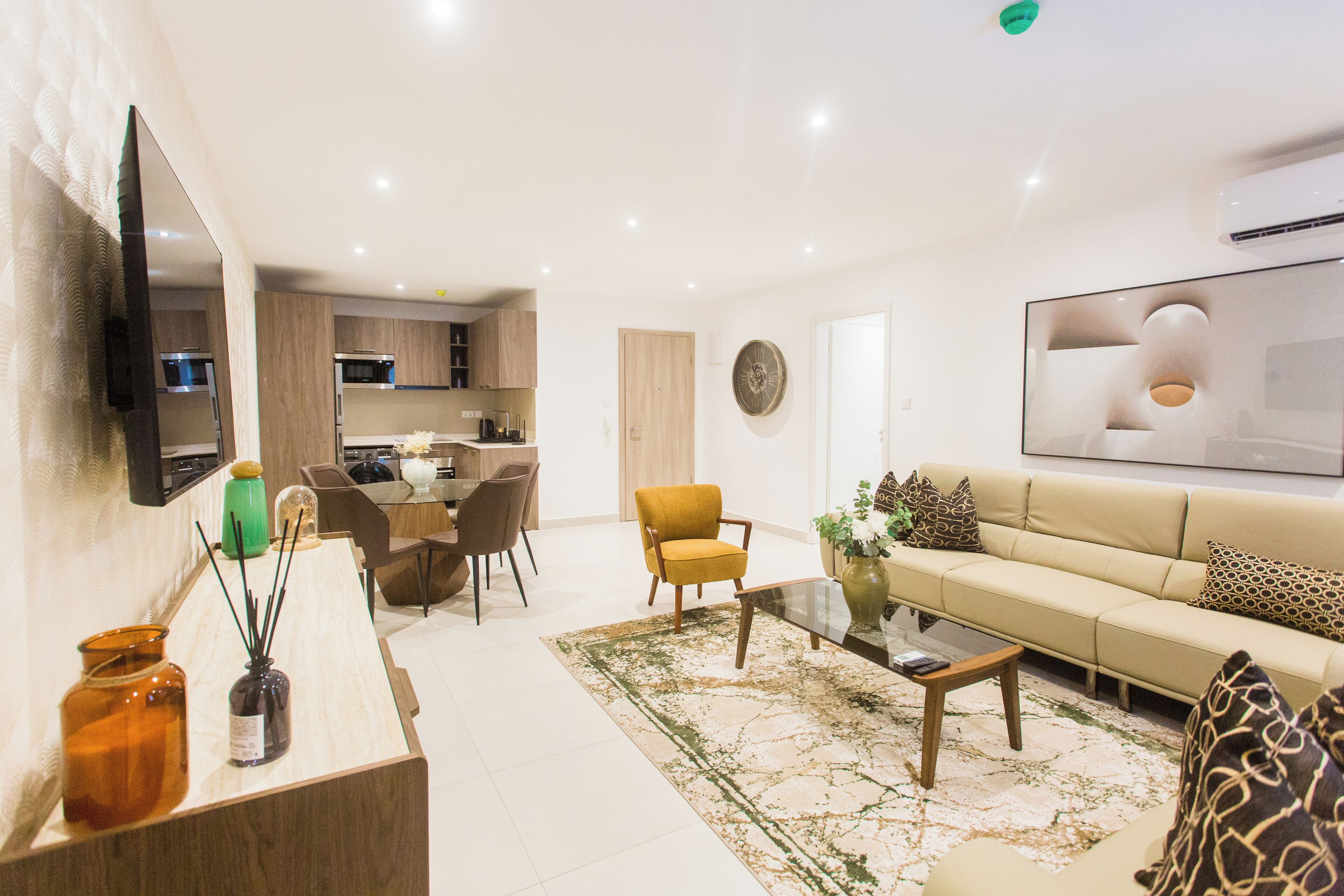 Apartemen Mewah, 2 kamar tidur, balkon | Tirai kedap cahaya, setrika/meja setrika, dan Wi-Fi gratis