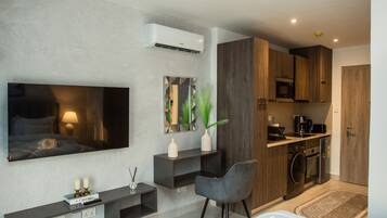 Estudio, balcón, vista a la ciudad | Cortinas blackout, tabla de planchar con plancha y wifi gratis