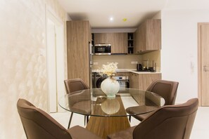 شقة فاخرة - غرفتا نوم - بشرفة | تناول الطعام داخل الغرفة