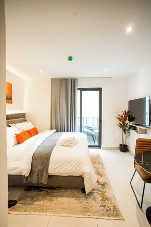 Estudio, balcón, vista a la ciudad | Cortinas blackout, tabla de planchar con plancha y wifi gratis 