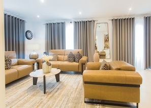 Luxury-Apartment, 2 Schlafzimmer, Balkon | Wohnbereich | 55-Zoll-Smart-TV mit Satellitenempfang, Netflix, Streaming-Dienste