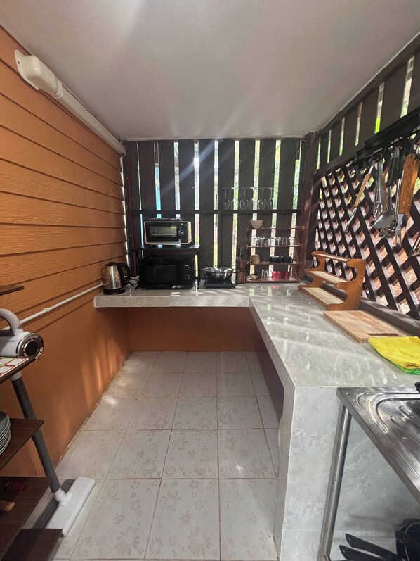 House, 1 Bedroom, Smoking, Balcony | Private kitchen
