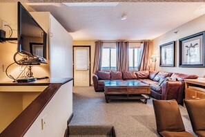 TV - Fall Line one bedroom sleeps 6 comfortably with extra large ski storage! (Newry)