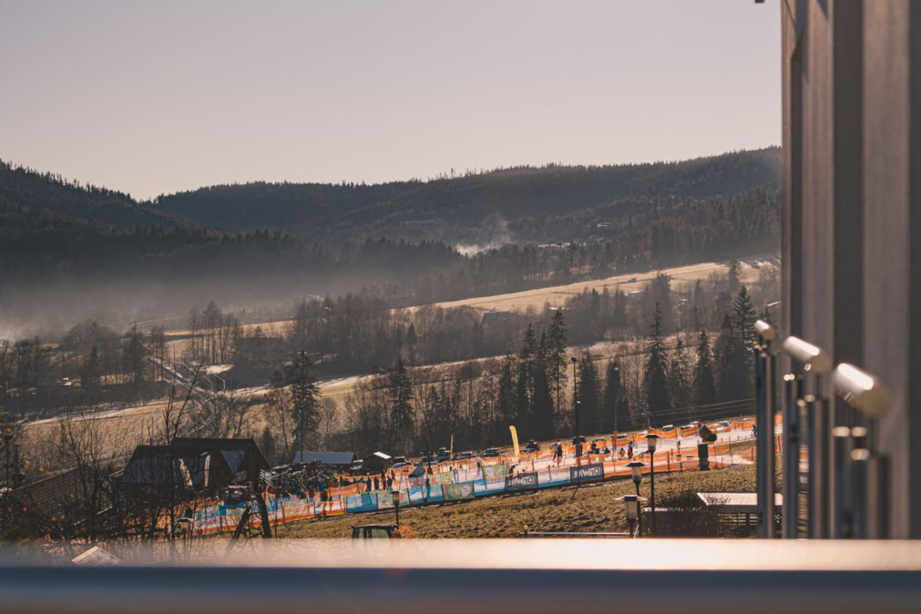 Blick auf einen Bahnhof mit einer Berglandschaft im Hintergrund.