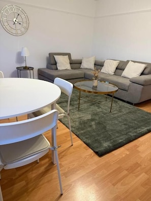 Apartment, Stadtblick | Wohnbereich | Flachbildfernseher