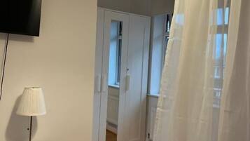 Appartamento, vista città | Insonorizzazione, ferro/asse da stiro, Wi-Fi gratuito