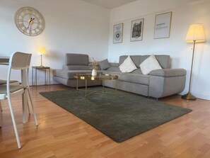 Apartment, Stadtblick | Wohnbereich