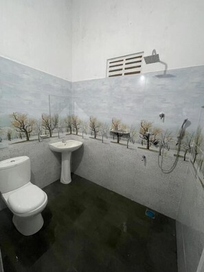 Shower, slippers, towels, soap - Rivers Edge Resort Sinharaja (Weddagala)