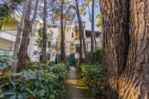 House - Pine Sea Retreat 1BR With Patio (Golem)