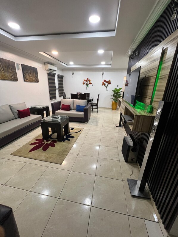 Apartment, 4 Bedrooms, Kitchen, Courtyard View - RBZ Apartments (Lagos)