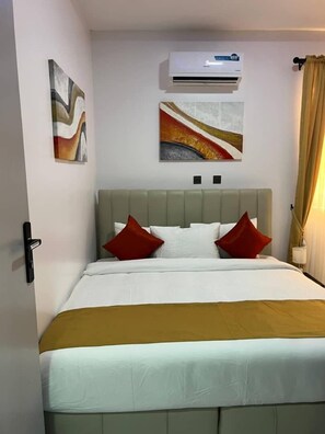 Desk, laptop workspace, free WiFi - RBZ Apartments (Lagos)