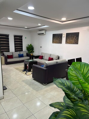 아파트, 침실 4개, 주방, 마당 전망 | 거실 공간