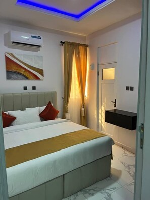 Desk, laptop workspace, free WiFi - RBZ Apartments (Lagos)