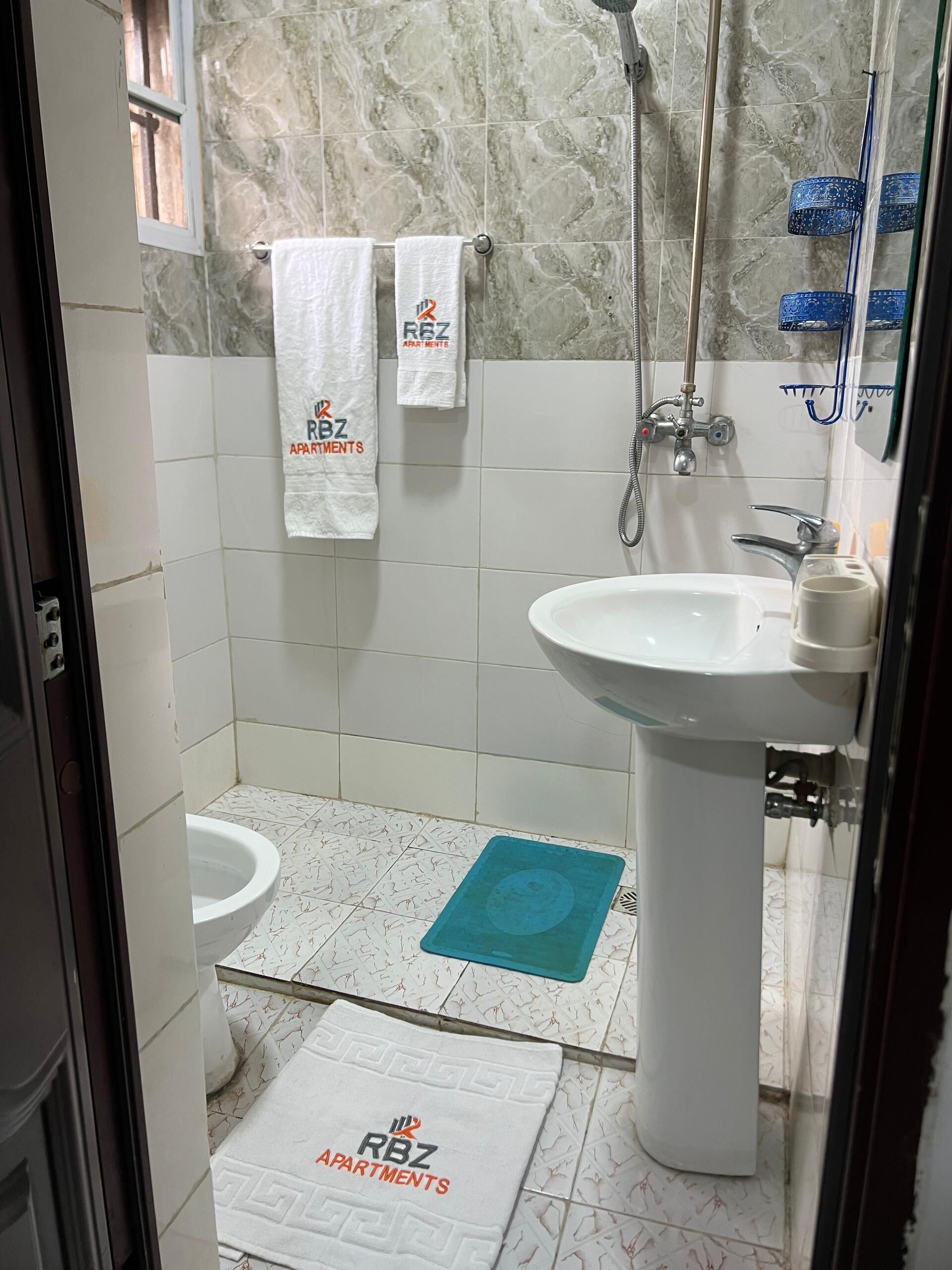 Appartement, 4 chambres, cuisine, vue cour intérieure | Salle de bain