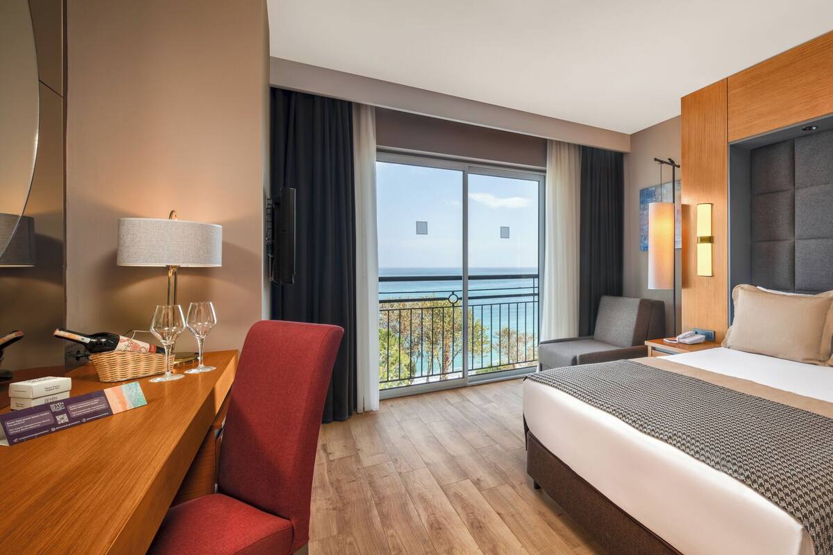 Standard-Suite, Balkon, eingeschränkter Meerblick | Zimmersafe, kostenloses WLAN, Rollstuhlgeeignet