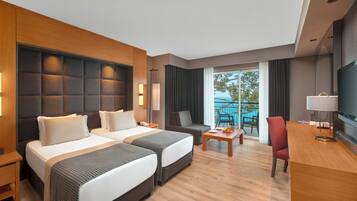 Suíte standard, sacada, vista parcial para o mar | Cofres nos quartos, Wi-Fi de cortesia, acesso para cadeiras de rodas