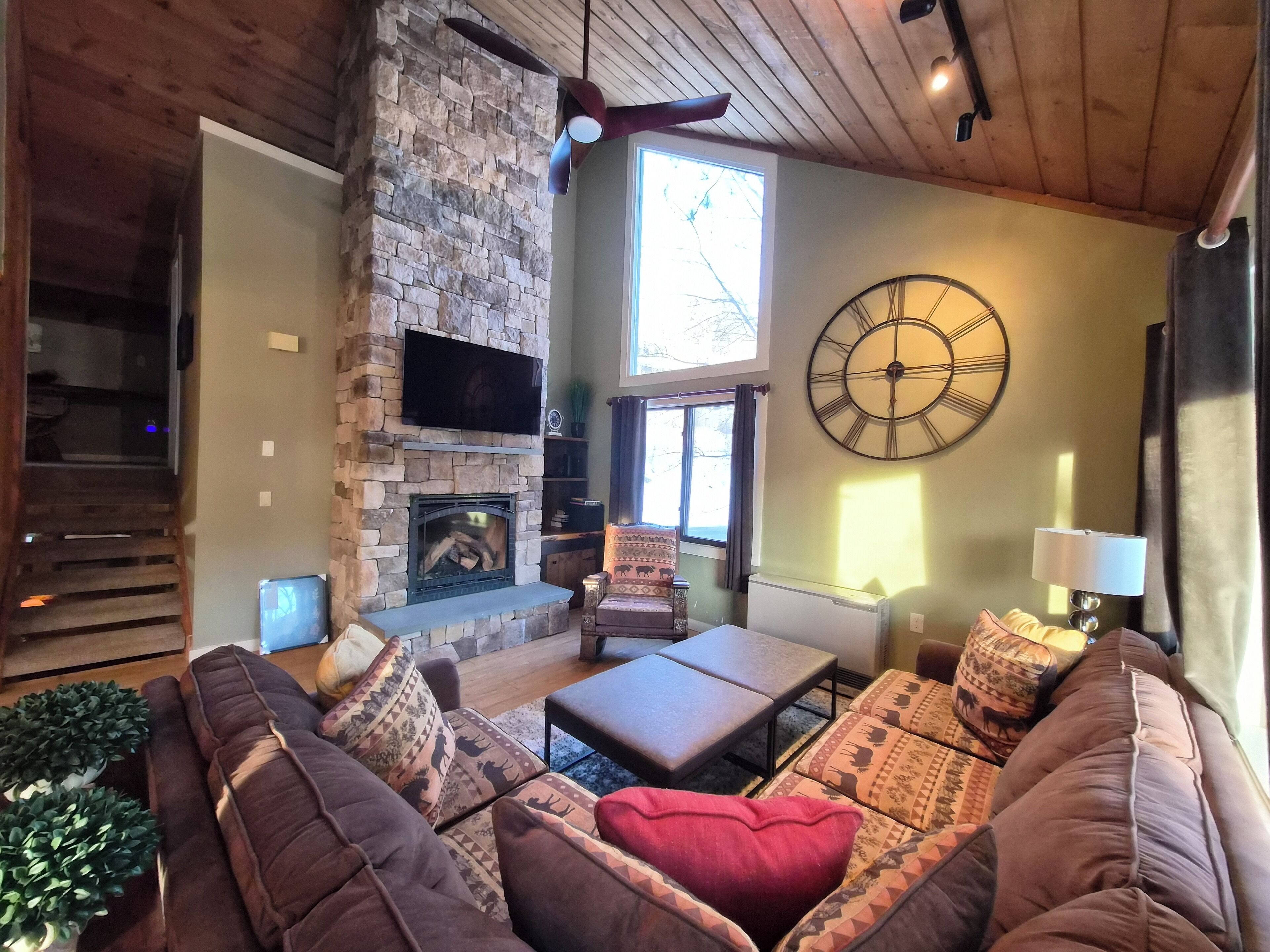 Una Smart TV, una chimenea, un reproductor de DVD