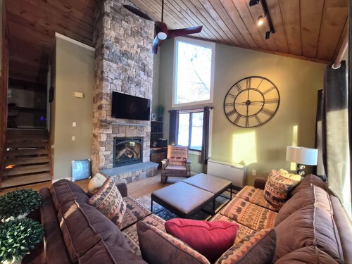 Spacious, newly renovated w/ gas FP, near Loon. C4701 by LRS