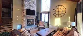 Spacious, newly renovated w/ gas FP, near Loon. C4701 by LRS