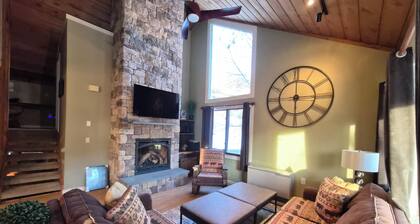 Spacious, newly renovated w/ gas FP, near Loon. C4701 by LRS