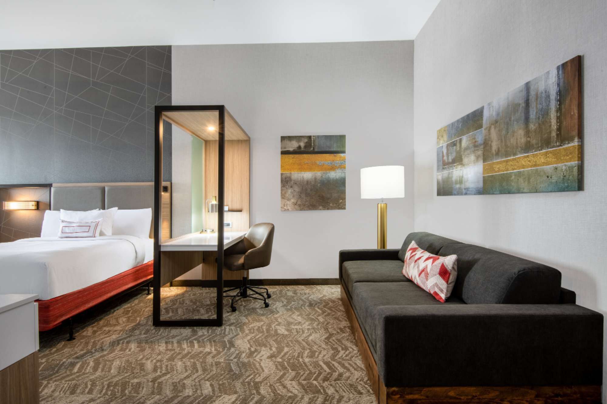 Escritorio, tabla de planchar con plancha, wifi y ropa de cama 