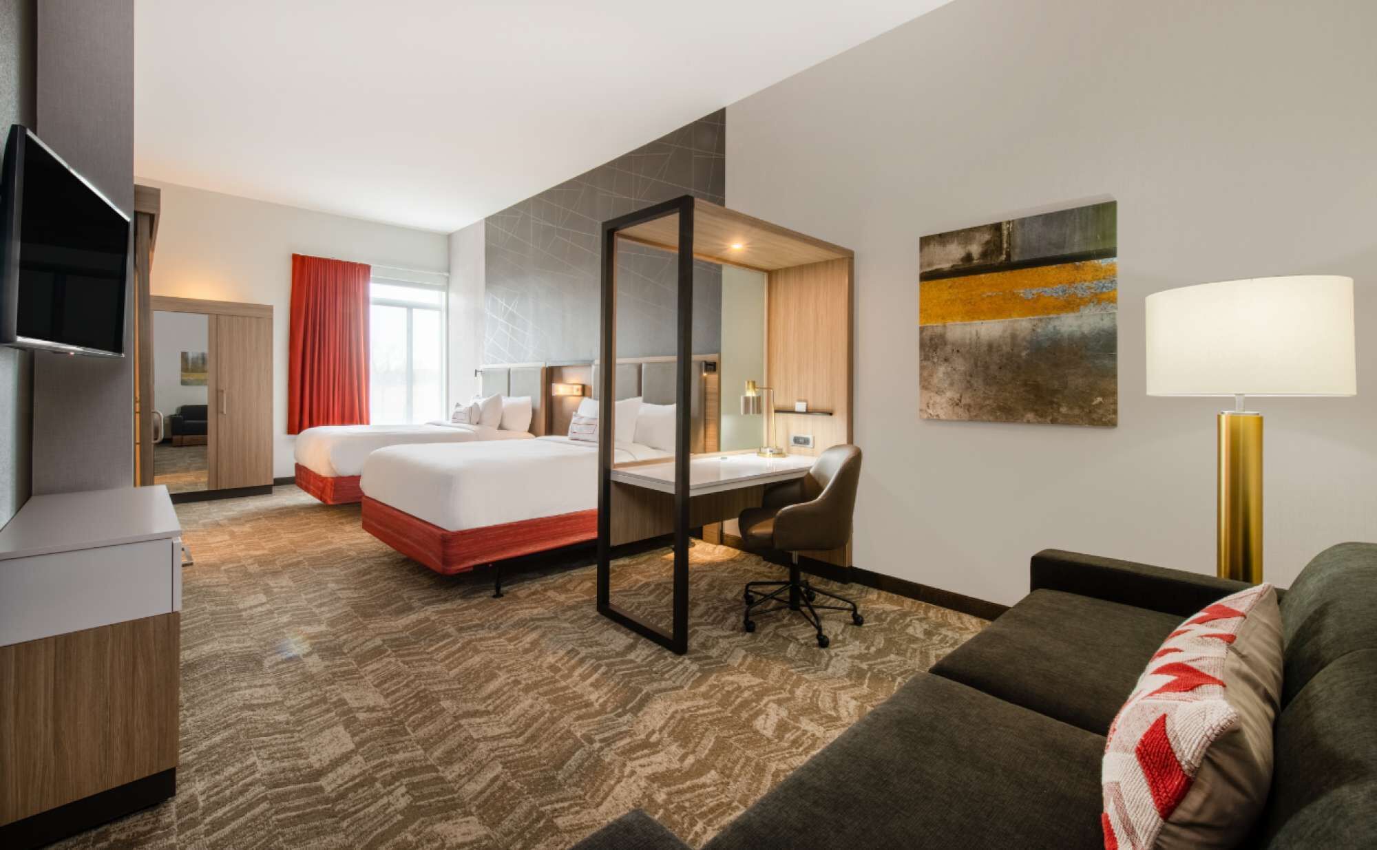 Escritorio, tabla de planchar con plancha, wifi y ropa de cama 