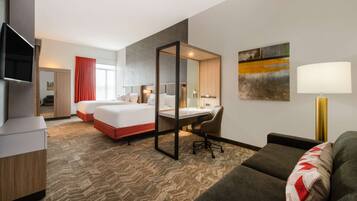 Escritorio, tabla de planchar con plancha, wifi y ropa de cama