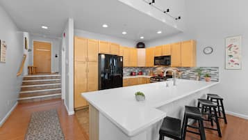 Kylskåp, mikrovågsugn, ugn och spishäll