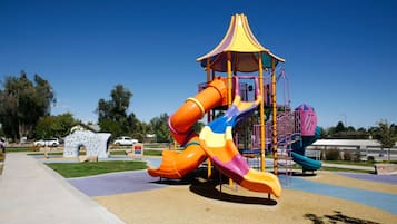 Ein Spielplatz mit mehreren Rutschen und einer Kletterkonstruktion.