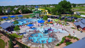 Un parc aquatique doté de plusieurs piscines, de toboggans et d’un grand toboggan aquatique.