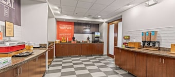 Near Riverdale Golf | Pool + Free Breakfast