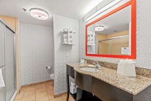 Shower, hair dryer, towels - Near Riverdale Golf | Pool + Free Breakfast (Brighton)