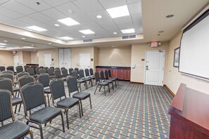 Meeting facility - Near Riverdale Golf | Pool + Free Breakfast (Brighton)