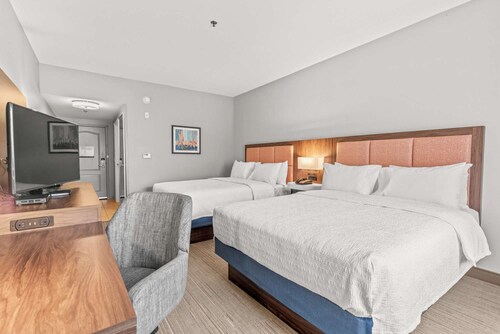 Near Riverdale Golf | Pool + Free Breakfast