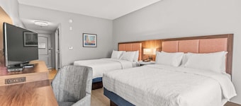 Near Riverdale Golf | Pool + Free Breakfast