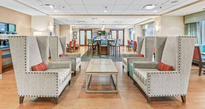 Near Riverdale Golf | Pool + Free Breakfast