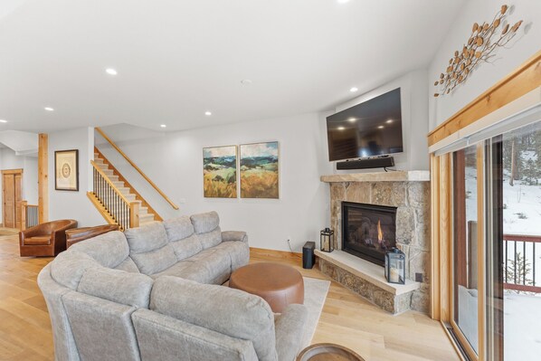 Smart TV, fireplace - Spacious Keystone Townhome with Private Saltwater Hot Tub! (Keystone)