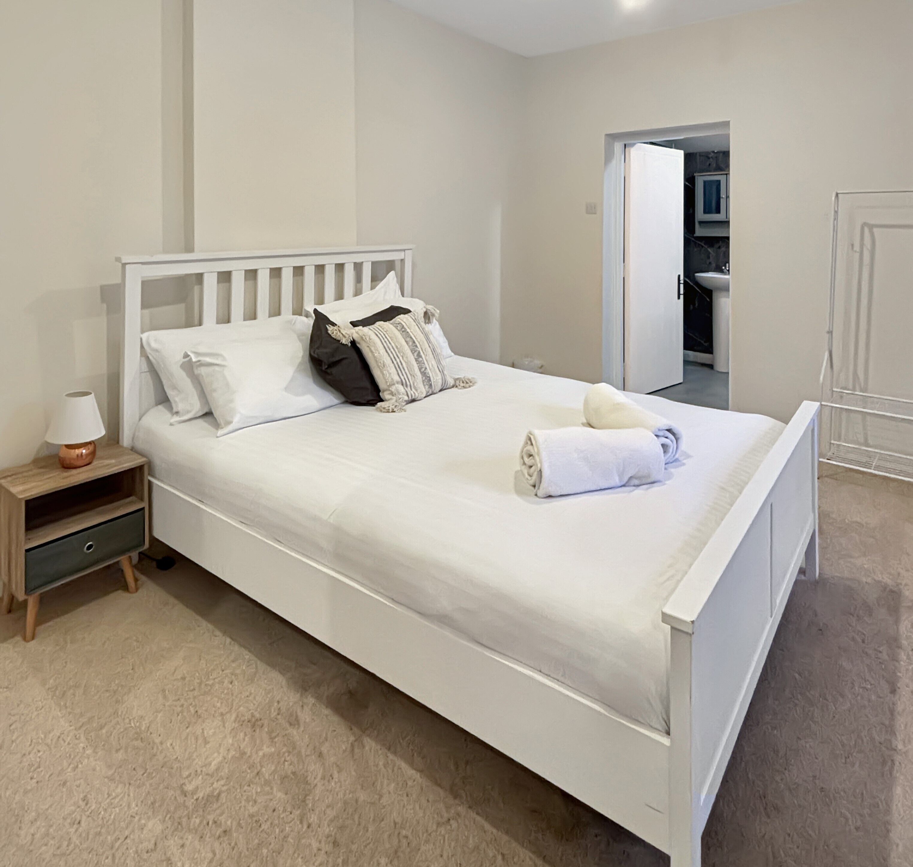 Iron/ironing board, free WiFi, bed sheets