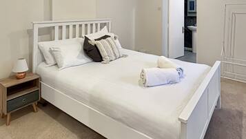 Iron/ironing board, free WiFi, bed sheets