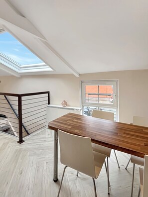 Dining - Spacious 2-bedroom apartment in central Grantham Sleeps 4 with free parking (Grantham)