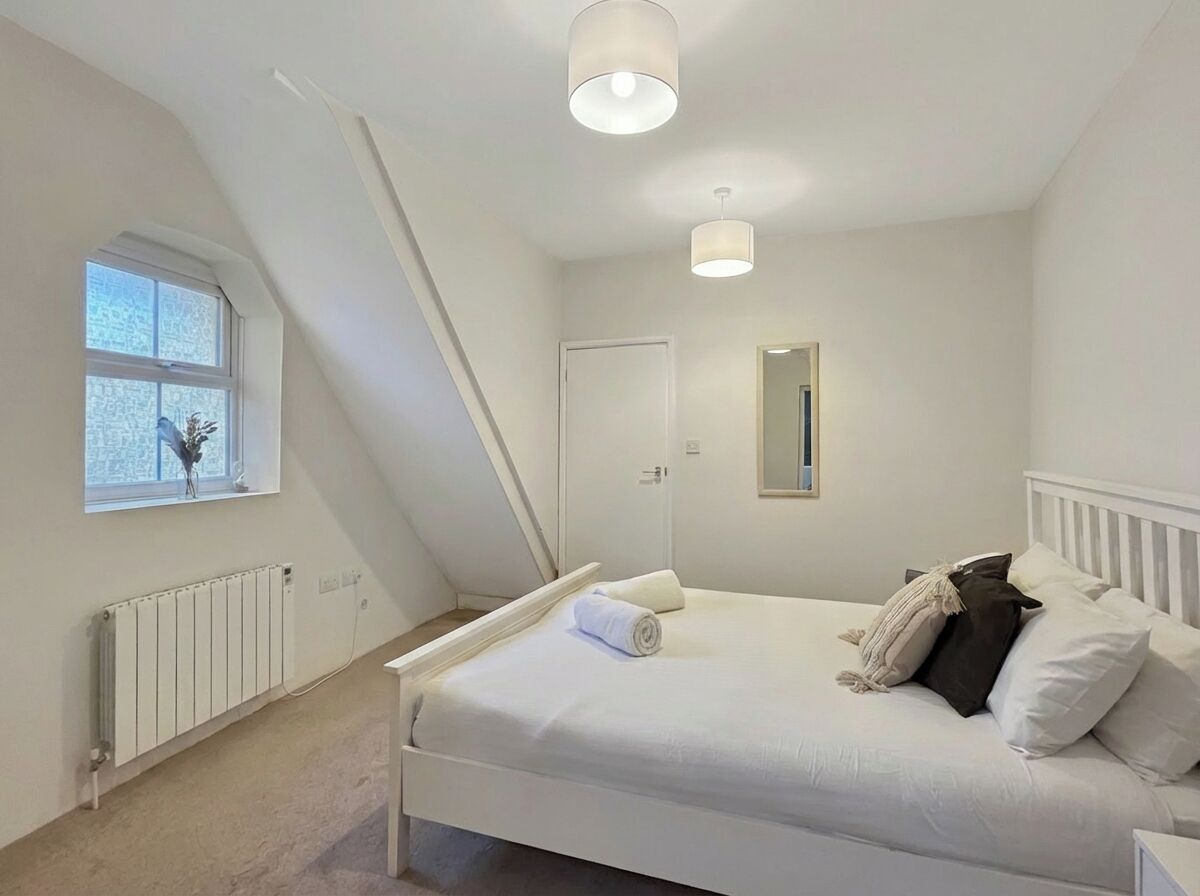 Tabla de planchar con plancha, wifi gratis y ropa de cama 