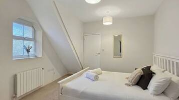 Tabla de planchar con plancha, wifi gratis y ropa de cama