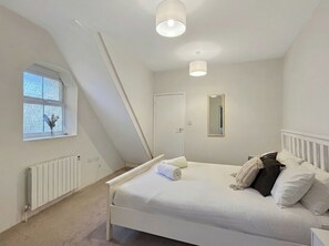 Iron/ironing board, free WiFi, bed sheets - Spacious 2-bedroom apartment in central Grantham Sleeps 4 with free parking (Grantham)