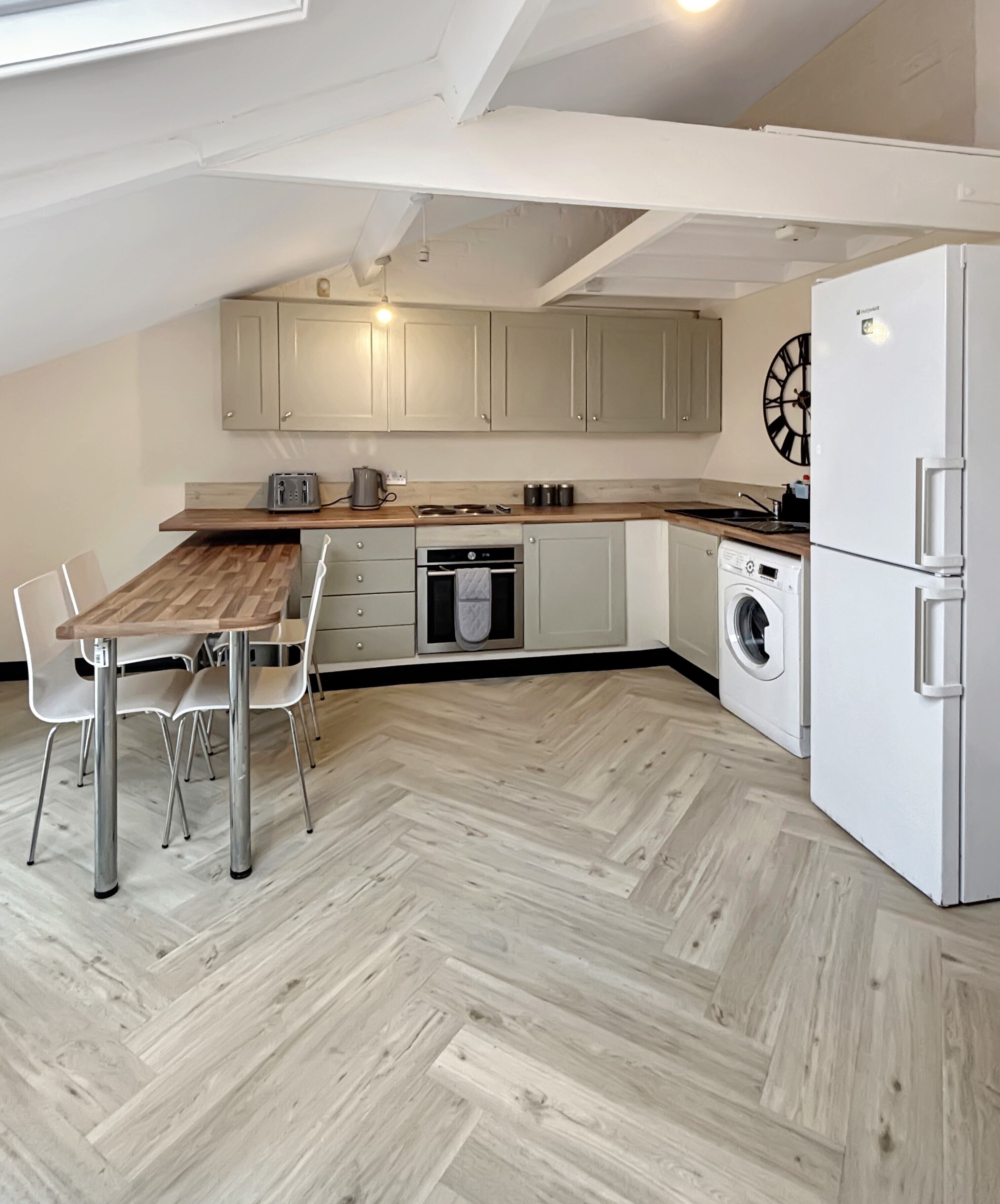 Kühlschrank, Mikrowelle, Ofen, Herdplatte