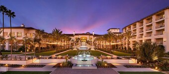 Moments from the Beach | Free Breakfast & Pool