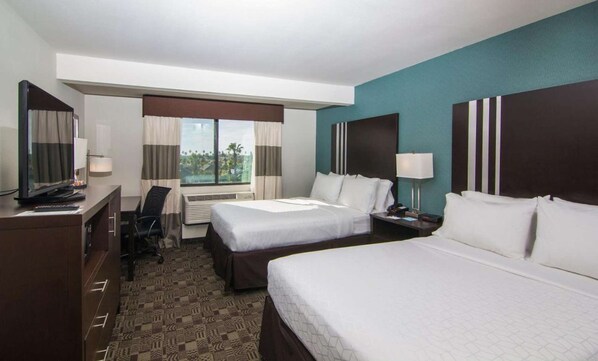 1 bedroom, desk, WiFi, bed sheets - Moments from the Beach | Free Breakfast & Pool (Carlsbad)